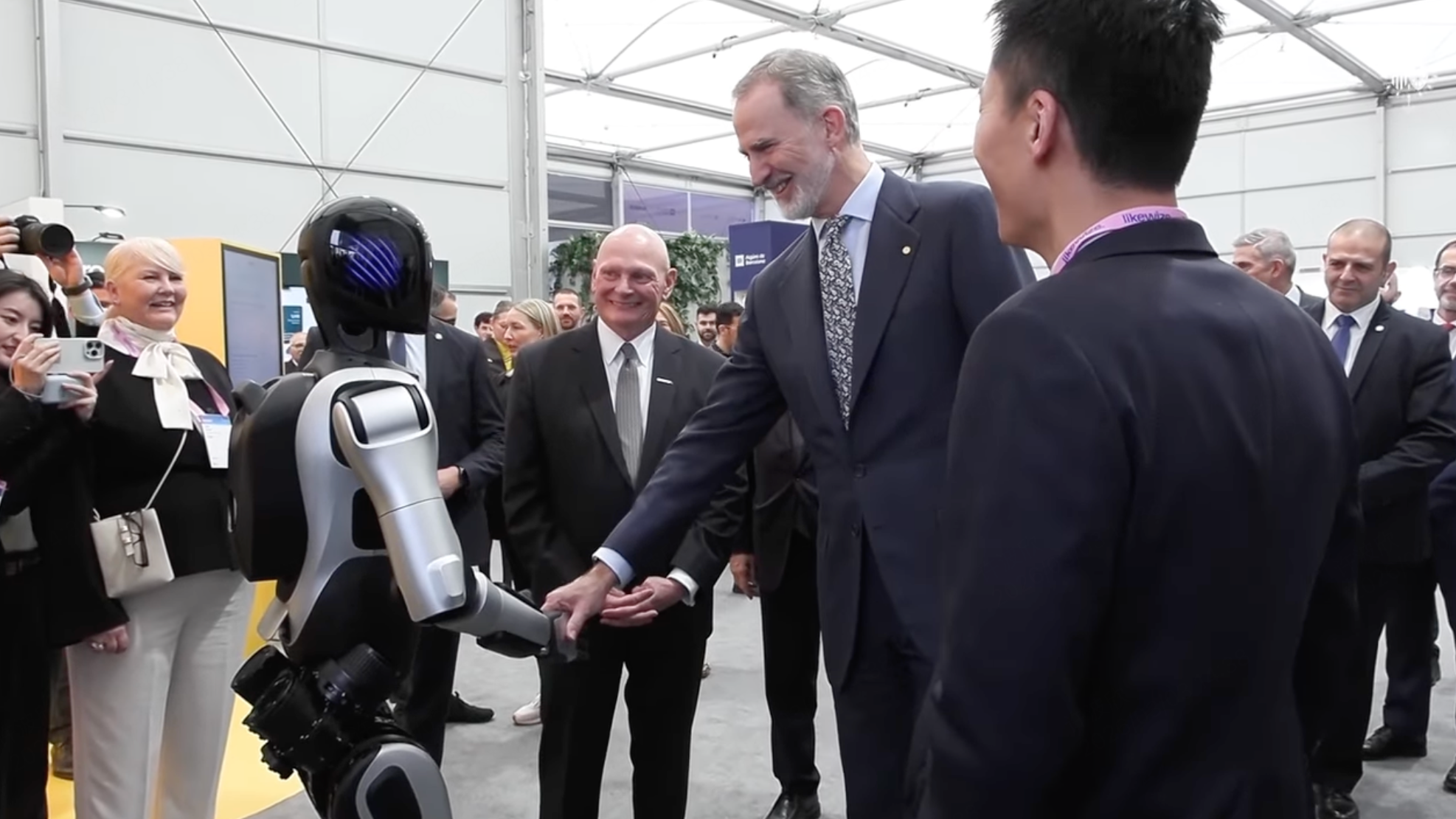 MWC26智元机器人大秀老外惊呆了!(图2)