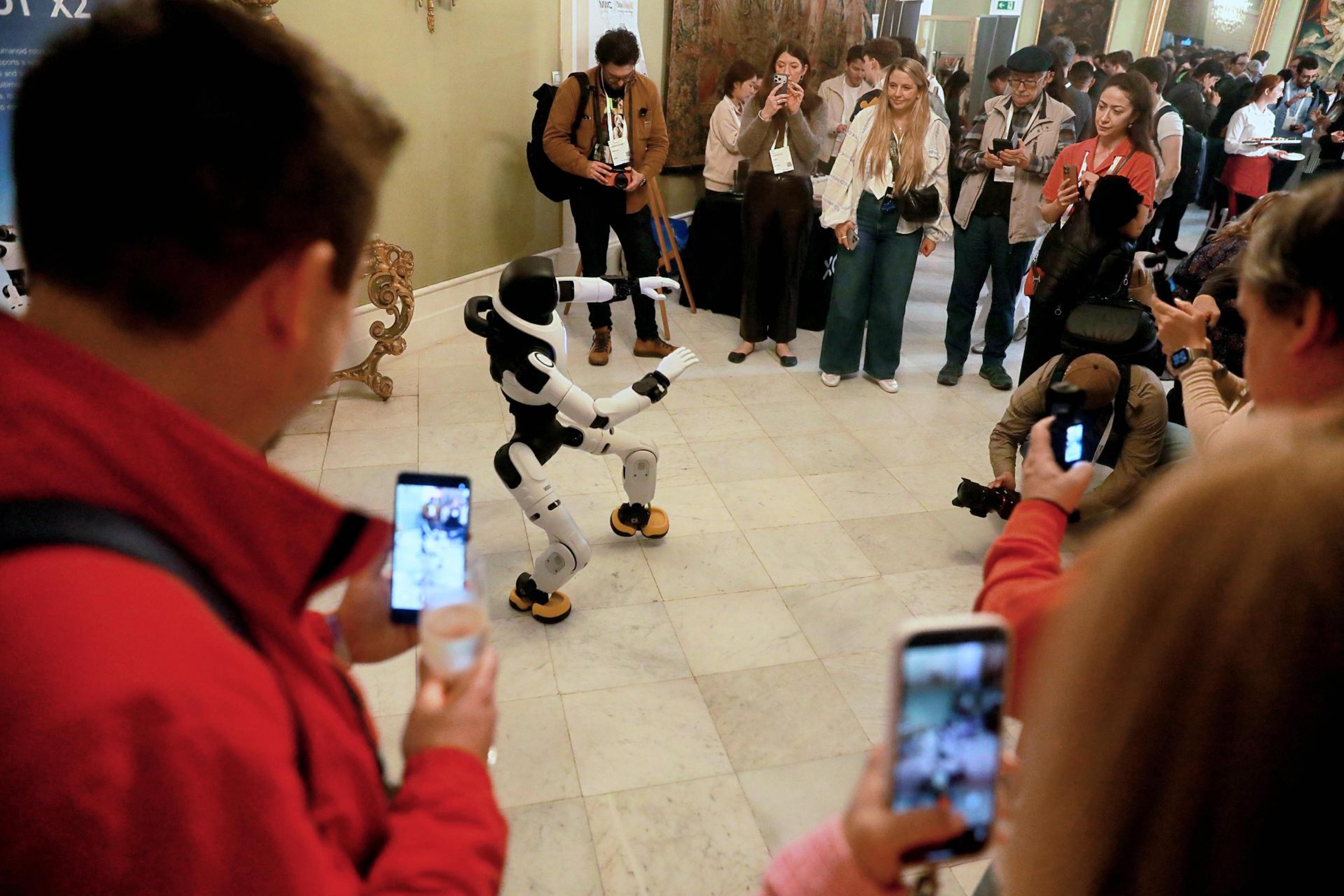 MWC26智元机器人大秀老外惊呆了!(图10)